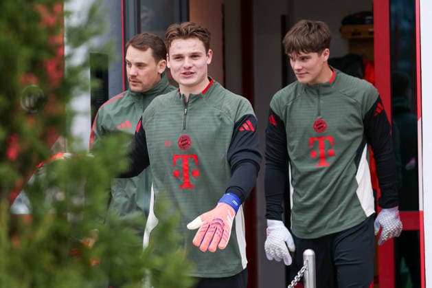 Jonas Urbig (FC Bayern Muenchen, 40) mit Manuel Neuer (FC Bayern Muenchen, 01) und Leon Klanac (FC Bayern Muenchen, 48), GER, Abschlusstraining, FC Bayern Muenchen, Fussball, UEFA Champions League, Liga-Phase, 5. Spieltag, Saison 2025 2026, 25.11.2025, GER, Abschlusstraining, FC Bayern Muenchen, Fussball, UEFA Champions League, Liga-Phase, 5. Spieltag, Saison 2025 2026, 25.11.2025 Muenchen Copyright: xEibner-Pressefoto JennixMaulx EP_JML