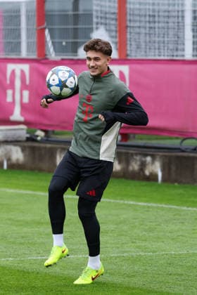Tom Bischof (FC Bayern Muenchen, 20) mit Ball, GER, Abschlusstraining, FC Bayern Muenchen, Fussball, UEFA Champions League, Liga-Phase, 5. Spieltag, Saison 2025 2026, 25.11.2025, GER, Abschlusstraining, FC Bayern Muenchen, Fussball, UEFA Champions League, Liga-Phase, 5. Spieltag, Saison 2025 2026, 25.11.2025 Muenchen Copyright: xEibner-Pressefoto JennixMaulx EP_JML