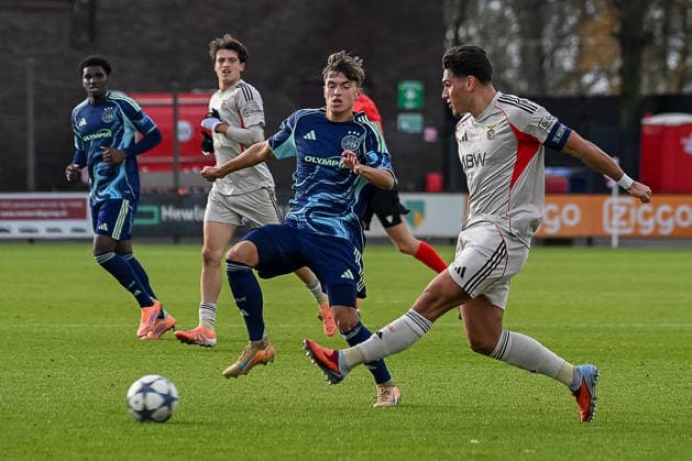 25.11.2025, Fussball: UEFA Youth League, Saison 2025 2026, Ligaphase, Ajax Amsterdam U19 - Benfica Lissabon U19 im Sportcomplex de Toekomst in Duivendrecht. Zweikampf zwischen Damian van der Vaart (AFC Ajax U19, 10) und Goncalo Oliveira (SL Benfica U19, 04). Foto: Kirchner-Media Thomas Haesler Copyright: xKirchner-Media ThomasxHaeslerx