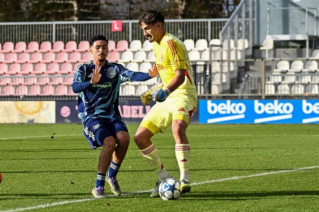 25.11.2025, Fussball: UEFA Youth League, Saison 2025 2026, Ligaphase, Ajax Amsterdam U19 - Benfica Lissabon U19 im Sportcomplex de Toekomst in Duivendrecht. Zweikampf zwischen Emre Unuvar (AFC Ajax U19, 09) und Diogo Ferreira (SL Benfica U19, 01). Foto: Kirchner-Media Thomas Haesler Copyright: xKirchner-Media ThomasxHaeslerx