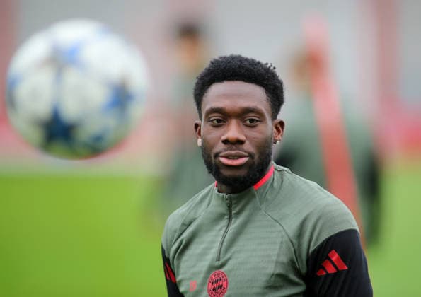 Fussball, Herren, Champions League, Saison 2025 2026, FC Bayern München, Abschlusstraining Alphonso Davies(FC Bayern München) mit einem Ball neben ihm