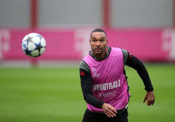 Fussball, Herren, Champions League, Saison 2025 2026, FC Bayern München, Abschlusstraining Jonathan Tah (FC Bayern München) mit Blick auf den Ball