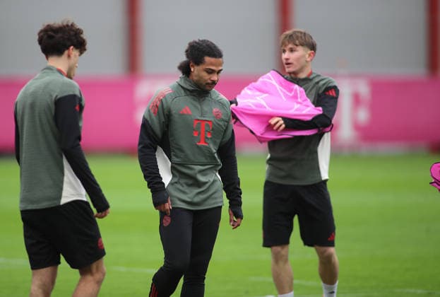 Fussball, Herren, Champions League, Saison 2025 2026, FC Bayern München, Abschlusstraining Serge Gnabry (FC Bayern München) mit im Training, stehend