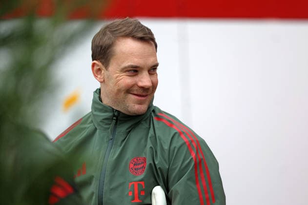 Fussball, Herren, Champions League, Saison 2025 2026, FC Bayern München, Abschlusstraining Manuel Neuer (FC Bayern München) mit Blick nach links, Bartwuchs, Oberlippenbart, Movember