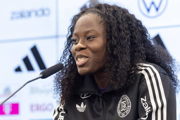 Training Deutsche Fußball-Nationalmannschaft der Frauen Nicole Anyomi spricht während der PK. Pressekonferenz der Frauen-Nationalmannschaft vor dem Finale der UEFA Women s Nations League am 25. November 2025 in Frankfurt am Main, Frankfurt am Main Hessen Deutschland DFB-Campus