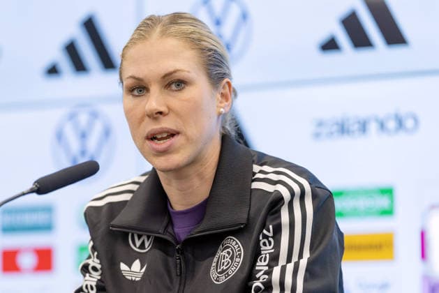 Training Deutsche Fußball-Nationalmannschaft der Frauen Rebecca Knaak spricht während der Pressekonferenz. Pressekonferenz der Frauen-Nationalmannschaft vor dem Finale der UEFA Women s Nations League am 25. November 2025 in Frankfurt am Main, Frankfurt am Main Hessen Deutschland DFB-Campus