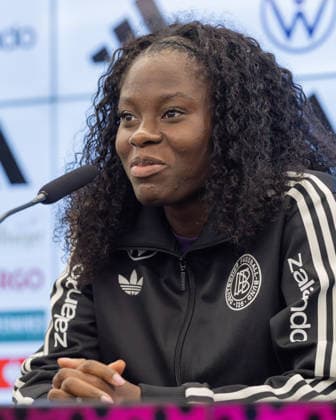Training Deutsche Fußball-Nationalmannschaft der Frauen Nicole Anyomi spricht während der PK. Pressekonferenz der Frauen-Nationalmannschaft vor dem Finale der UEFA Women s Nations League am 25. November 2025 in Frankfurt am Main, Frankfurt am Main Hessen Deutschland DFB-Campus