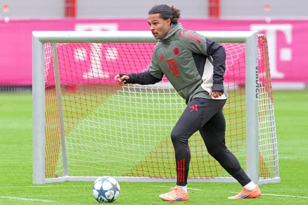 Serge Gnabry, Einzelbild, Freisteller, am Ball, Porträt, Portrait, Fussball Abschlusstraining UEFA Champions League Spiel - FC Arsenal vs. FC Bayern 25.11.2025 Trainingsgelände, Säbenerstr. FOTO: Mladen Lackovic LakoPress