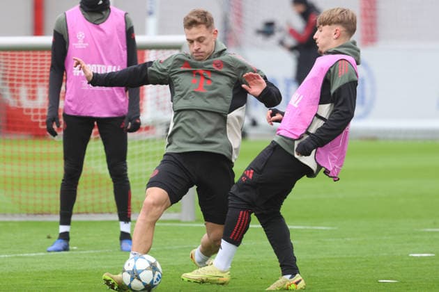 v.l. 6 Joshua Kimmich gegen 42 Lennart Karl, Aktion, Zweikampf, Porträt, Portrait, Fussball Abschlusstraining UEFA Champions League Spiel - FC Arsenal vs. FC Bayern 25.11.2025 Trainingsgelände, Säbenerstr. FOTO: Mladen Lackovic LakoPress
