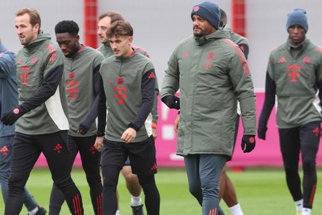 v.l. 9 Harry Kane, 19 Alphonso Davies, 20 Tom Bischof, Trainer Vincent Kompany, 11 Nicolas Jackson, Gruppe, Porträt, Portrait, Fussball Abschlusstraining UEFA Champions League Spiel - FC Arsenal vs. FC Bayern 25.11.2025 Trainingsgelände, Säbenerstr. FOTO: Mladen Lackovic LakoPress