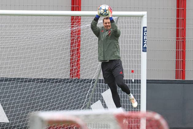 Torwart, Keeper, 1 Manuel Neuer, fängt den Ball, Porträt, Portrait, Fussball Abschlusstraining UEFA Champions League Spiel - FC Arsenal vs. FC Bayern 25.11.2025 Trainingsgelände, Säbenerstr. FOTO: Mladen Lackovic LakoPress