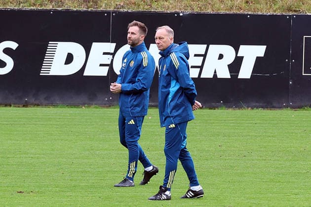 25.11.2025, xrekx, Fussball 3.Liga, 1.FC Saarbruecken - Training v.l. Karsten Specht Leiter der Nachwuchsabteilung (1.FC Saarbruecken) Jürgen Juergen Luginger Sportdirektor (1.FC Saarbruecken) (DFL DFB REGULATIONS PROHIBIT ANY USE OF PHOTOGRAPHS as IMAGE SEQUENCES and or QUASI-VIDEO) Saarbruecken