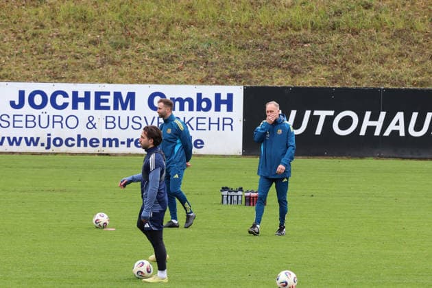 25.11.2025, xrekx, Fussball 3.Liga, 1.FC Saarbruecken - Training v.l. Karsten Specht Leiter der Nachwuchsabteilung (1.FC Saarbruecken) Jürgen Juergen Luginger Sportdirektor (1.FC Saarbruecken) Calogero Rizzuto (1.FC Saarbruecken) (DFL DFB REGULATIONS PROHIBIT ANY USE OF PHOTOGRAPHS as IMAGE SEQUENCES and or QUASI-VIDEO) Saarbruecken