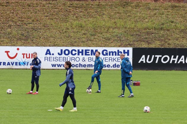 25.11.2025, xrekx, Fussball 3.Liga, 1.FC Saarbruecken - Training v.l. Florian Pick (1.FC Saarbruecken) Calogero Rizzuto (1.FC Saarbruecken) Karsten Specht Leiter der Nachwuchsabteilung (1.FC Saarbruecken) Jürgen Juergen Luginger Sportdirektor (1.FC Saarbruecken) (DFL DFB REGULATIONS PROHIBIT ANY USE OF PHOTOGRAPHS as IMAGE SEQUENCES and or QUASI-VIDEO) Saarbruecken