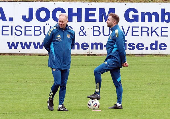 25.11.2025, xrekx, Fussball 3.Liga, 1.FC Saarbruecken - Training v.l. Jürgen Juergen Luginger Sportdirektor (1.FC Saarbruecken) Karsten Specht Leiter der Nachwuchsabteilung (1.FC Saarbruecken) (DFL DFB REGULATIONS PROHIBIT ANY USE OF PHOTOGRAPHS as IMAGE SEQUENCES and or QUASI-VIDEO) Saarbruecken