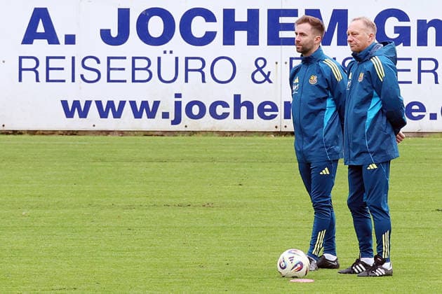 25.11.2025, xrekx, Fussball 3.Liga, 1.FC Saarbruecken - Training v.l. Karsten Specht Leiter der Nachwuchsabteilung (1.FC Saarbruecken) Jürgen Juergen Luginger Sportdirektor (1.FC Saarbruecken) (DFL DFB REGULATIONS PROHIBIT ANY USE OF PHOTOGRAPHS as IMAGE SEQUENCES and or QUASI-VIDEO) Saarbruecken