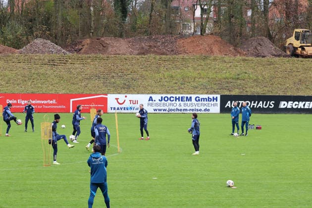25.11.2025, xrekx, Fussball 3.Liga, 1.FC Saarbruecken - Training v.l. Karsten Specht Leiter der Nachwuchsabteilung (1.FC Saarbruecken) Jürgen Juergen Luginger Sportdirektor (1.FC Saarbruecken) (DFL DFB REGULATIONS PROHIBIT ANY USE OF PHOTOGRAPHS as IMAGE SEQUENCES and or QUASI-VIDEO) Saarbruecken