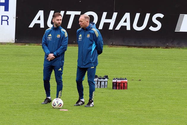 25.11.2025, xrekx, Fussball 3.Liga, 1.FC Saarbruecken - Training v.l. Karsten Specht Leiter der Nachwuchsabteilung (1.FC Saarbruecken) Jürgen Juergen Luginger Sportdirektor (1.FC Saarbruecken) (DFL DFB REGULATIONS PROHIBIT ANY USE OF PHOTOGRAPHS as IMAGE SEQUENCES and or QUASI-VIDEO) Saarbruecken