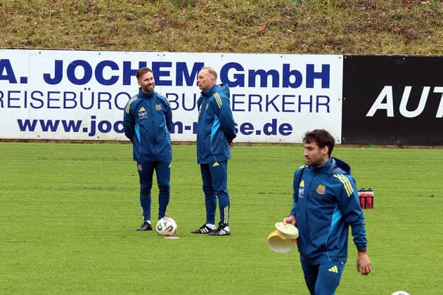 25.11.2025, xrekx, Fussball 3.Liga, 1.FC Saarbruecken - Training v.l. Karsten Specht Leiter der Nachwuchsabteilung (1.FC Saarbruecken) Jürgen Juergen Luginger Sportdirektor (1.FC Saarbruecken) (DFL DFB REGULATIONS PROHIBIT ANY USE OF PHOTOGRAPHS as IMAGE SEQUENCES and or QUASI-VIDEO) Saarbruecken