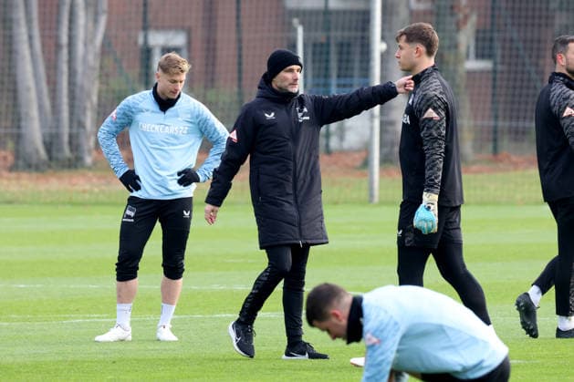 DEU, DFL, 2. FBL Hertha BSC, Training, 25.11.2025, Sportforum, Berlin, DEU, DFL, 2. FBL Hertha BSC, Training, im Bild Cheftrainer Stefan Leitl (Hertha BSC Berlin), Julian Eitschberger (Hertha BSC Berlin 2), Tjark Ernst (Hertha BSC Berlin 1) DFL - regulations prohibit any use of Photographs as image sequences and or quasi-video