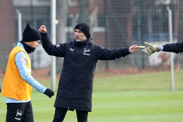 DEU, DFL, 2. FBL Hertha BSC, Training, 25.11.2025, Sportforum, Berlin, DEU, DFL, 2. FBL Hertha BSC, Training, im Bild Cheftrainer Stefan Leitl (Hertha BSC Berlin), Jon Dabur Thorsteinsson (Hertha BSC Berlin 24) DFL - regulations prohibit any use of Photographs as image sequences and or quasi-video