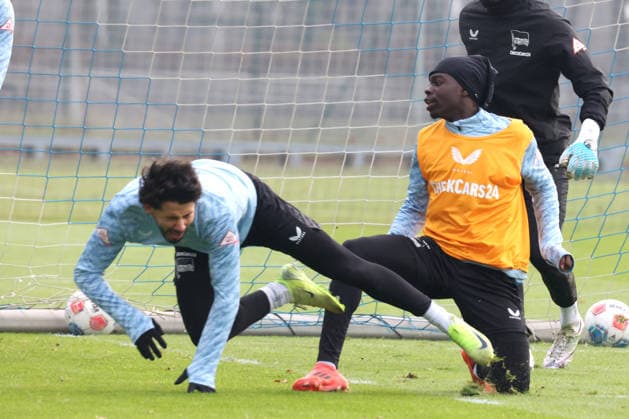 DEU, DFL, 2. FBL Hertha BSC, Training, 25.11.2025, Sportforum, Berlin, DEU, DFL, 2. FBL Hertha BSC, Training, im Bild Kevin Sessa (Hertha BSC Berlin 8), Boris Lum (Hertha BSC Berlin 21) DFL - regulations prohibit any use of Photographs as image sequences and or quasi-video