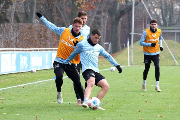 DEU, DFL, 2. FBL Hertha BSC, Training, 25.11.2025, Sportforum, Berlin, DEU, DFL, 2. FBL Hertha BSC, Training, im Bild Sebastian Groenning (Hertha BSC Berlin 17), Diego Demme (Hertha BSC Berlin 6) DFL - regulations prohibit any use of Photographs as image sequences and or quasi-video