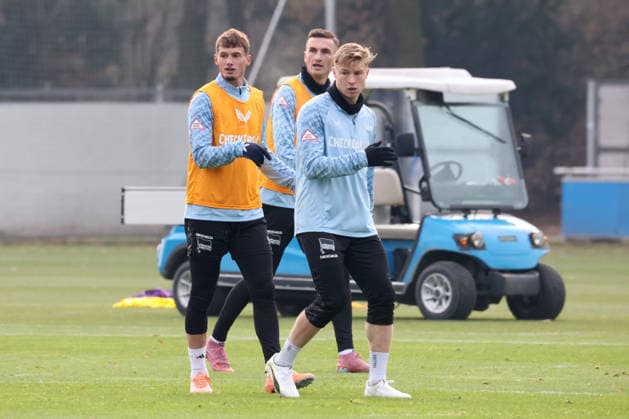 DEU, DFL, 2. FBL Hertha BSC, Training, 25.11.2025, Sportforum, Berlin, DEU, DFL, 2. FBL Hertha BSC, Training, im Bild Michael Cuisance (Hertha BSC Berlin 10), Julian Eitschberger (Hertha BSC Berlin 2), Niklas Kolbe (Hertha BSC Berlin 27) DFL - regulations prohibit any use of Photographs as image sequences and or quasi-video