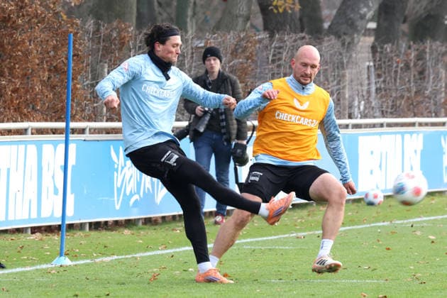 DEU, DFL, 2. FBL Hertha BSC, Training, 25.11.2025, Sportforum, Berlin, DEU, DFL, 2. FBL Hertha BSC, Training, im Bild Fabian Reese (Hertha BSC Berlin 11), Toni Leistner (Hertha BSC Berlin 37) DFL - regulations prohibit any use of Photographs as image sequences and or quasi-video