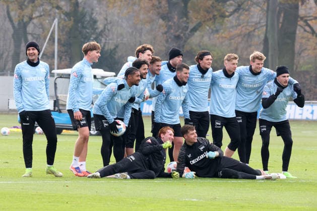 DEU, DFL, 2. FBL Hertha BSC, Training, 25.11.2025, Sportforum, Berlin, DEU, DFL, 2. FBL Hertha BSC, Training, im Bild Hertha-Spielerkreis, Gruppenfoto DFL - regulations prohibit any use of Photographs as image sequences and or quasi-video