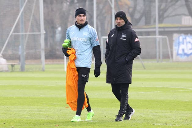 DEU, DFL, 2. FBL Hertha BSC, Training, 25.11.2025, Sportforum, Berlin, DEU, DFL, 2. FBL Hertha BSC, Training, im Bild Cheftrainer Stefan Leitl (Hertha BSC Berlin), Marten Winkler (Hertha BSC Berlin 22) DFL - regulations prohibit any use of Photographs as image sequences and or quasi-video