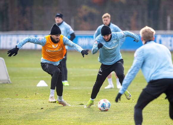 Fussball, Herren, Saison 2025 26, 2. Bundesliga, Hertha BSC, Training, v.l. Agustin Rogel (Hertha BSC), Paul Seguin (Hertha BSC), 25.11. 2025,