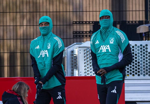 Football - UEFA Champions League - Liverpool FC v PSV Eindhoven - MD-1 LIVERPOOL, ENGLAND - Tuesday, November 25, 2025: Liverpool s Ryan Gravenberch (L) and Ibrahima KonatÃ , wearing face coverings, during a training session at the AXA Training Centre ahead of the UEFA Champions League match between Liverpool FC and PSV Eindhoven. (Photo by David Rawcliffe Propaganda) LIVERPOOL AXA Training Centre MERSEYSIDE ENGLAND  Copyright: xDavidxRawcliffex P2025-11-25-Liverpool_PSV_MD-1-5