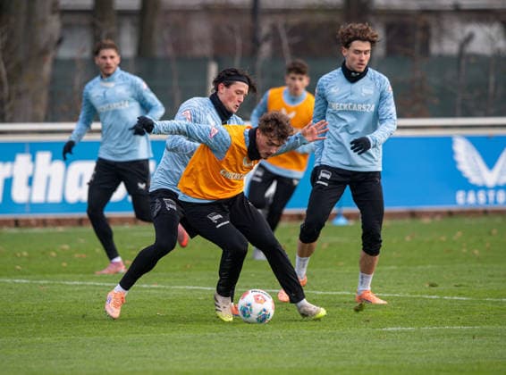Fussball, Herren, Saison 2025 26, 2. Bundesliga, Hertha BSC, Training, v.l. Fabian Reese (Hertha BSC), Maurice Krattenmacher (Hertha BSC), Linus Gechter (Hertha BSC), 25.11. 2025,