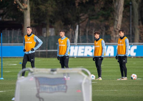 Fussball, Herren, Saison 2025 26, 2. Bundesliga, Hertha BSC, Training, v.l. Niklas Kolbe (Hertha BSC), Dawid Kownacki (Hertha BSC), Maurice Krattenmacher (Hertha BSC), Tim Hoffmann (Hertha BSC), 25.11. 2025,