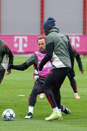 Harry Kane (FC Bayern Muenchen, 09) mit Ball mit Nicolas Jackson (FC Bayern Muenchen, 11), GER, Abschlusstraining, FC Bayern Muenchen, Fussball, UEFA Champions League, Liga-Phase, 5. Spieltag, Saison 2025 2026, 25.11.2025, GER, Abschlusstraining, FC Bayern Muenchen, Fussball, UEFA Champions League, Liga-Phase, 5. Spieltag, Saison 2025 2026, 25.11.2025 Muenchen Copyright: xEibner-Pressefoto JennixMaulx EP_JML