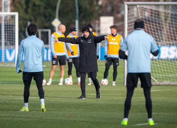 Fussball, Herren, Saison 2025 26, 2. Bundesliga, Hertha BSC, Training, v.l. Kevin Sessa (Hertha BSC), Trainer Stefan Leitl (Hertha BSC), Marten Winkler (Hertha BSC), 25.11. 2025,