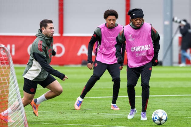 Wisdom Mike (FC Bayern Muenchen, 36) mit Raphael Guerreiro (FC Bayern Muenchen, 22) und Cassiano Kiala (FC Bayern Muenchen, 30), GER, Abschlusstraining, FC Bayern Muenchen, Fussball, UEFA Champions League, Liga-Phase, 5. Spieltag, Saison 2025 2026, 25.11.2025, GER, Abschlusstraining, FC Bayern Muenchen, Fussball, UEFA Champions League, Liga-Phase, 5. Spieltag, Saison 2025 2026, 25.11.2025 Muenchen Copyright: xEibner-Pressefoto JennixMaulx EP_JML