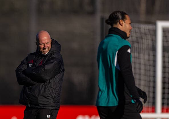 Football - UEFA Champions League - Liverpool FC v PSV Eindhoven - MD-1 LIVERPOOL, ENGLAND - Tuesday, November 25, 2025: Liverpool s head coach Arne Slot during a training session at the AXA Training Centre ahead of the UEFA Champions League match between Liverpool FC and PSV Eindhoven. (Photo by David Rawcliffe Propaganda) LIVERPOOL AXA Training Centre MERSEYSIDE ENGLAND  Copyright: xDavidxRawcliffex P2025-11-25-Liverpool_PSV_MD-1-24