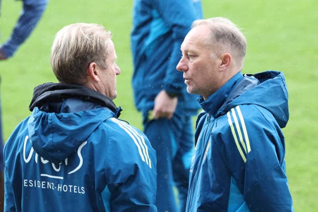 25.11.2025, xrekx, Fussball 3.Liga, 1.FC Saarbruecken - Training v.l. Bernd Heemsoth Co-Trainer (1.FC Saarbruecken) Jürgen Juergen Luginger Sportdirektor (1.FC Saarbruecken) (DFL DFB REGULATIONS PROHIBIT ANY USE OF PHOTOGRAPHS as IMAGE SEQUENCES and or QUASI-VIDEO) Saarbruecken