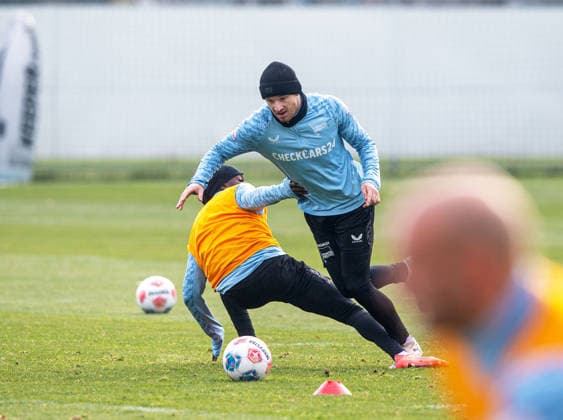 Fussball, Herren, Saison 2025 26, 2. Bundesliga, Hertha BSC, Training, v.l. Boris Mamuzah Lum (Hertha BSC), Pascal Klemens (Hertha BSC), 25.11. 2025,