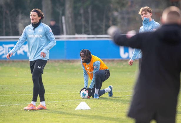 Fussball, Herren, Saison 2025 26, 2. Bundesliga, Hertha BSC, Training, v.l. Fabian Reese (Hertha BSC), Deyovaisio Zeefuik (Hertha BSC), Kennet Eichhorn (Hertha BSC), 25.11. 2025,