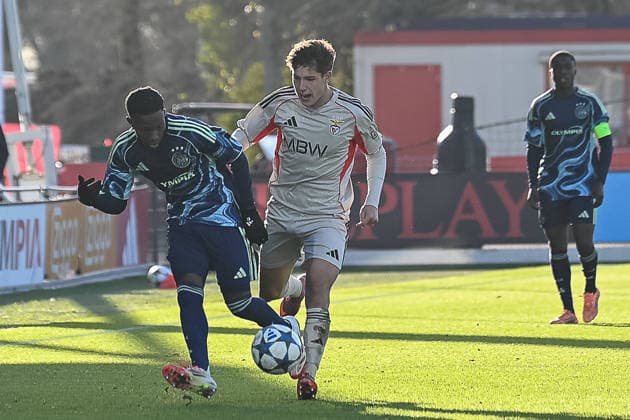 25.11.2025, Fussball: UEFA Youth League, Saison 2025 2026, Ligaphase, Ajax Amsterdam U19 - Benfica Lissabon U19 im Sportcomplex de Toekomst in Duivendrecht. Zweikampf zwischen Lucas Jetten (AFC Ajax U19, 05) und Joao Afonso (SL Benfica U19, 07). Foto: Kirchner-Media Thomas Haesler Copyright: xKirchner-Media ThomasxHaeslerx