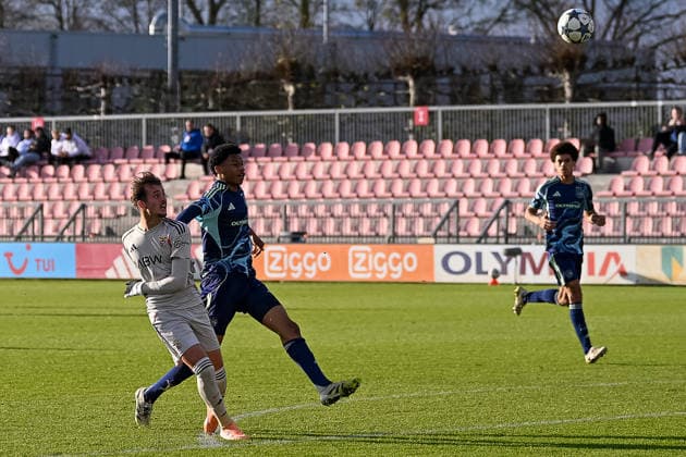 25.11.2025, Fussball: UEFA Youth League, Saison 2025 2026, Ligaphase, Ajax Amsterdam U19 - Benfica Lissabon U19 im Sportcomplex de Toekomst in Duivendrecht. Gustavo Ferreira (SL Benfica U19, 19) erzielt per Heber das Tor zum 4:0. Foto: Kirchner-Media Thomas Haesler Copyright: xKirchner-Media ThomasxHaeslerx