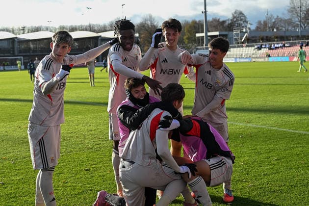 25.11.2025, Fussball: UEFA Youth League, Saison 2025 2026, Ligaphase, Ajax Amsterdam U19 - Benfica Lissabon U19 im Sportcomplex de Toekomst in Duivendrecht. Die Spieler von Benfica bejubeln das Tor zum 4:0 durch Gustavo Ferreira (SL Benfica U19, 19). Foto: Kirchner-Media Thomas Haesler Copyright: xKirchner-Media ThomasxHaeslerx