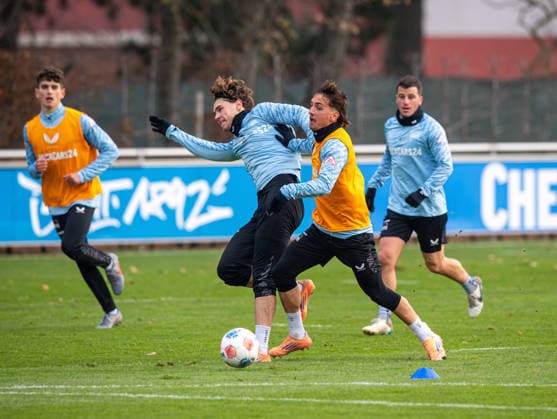 Fussball, Herren, Saison 2025 26, 2. Bundesliga, Hertha BSC, Training, v.l. Linus Gechter (Hertha BSC), Michal Karbownik (Hertha BSC), 25.11. 2025,