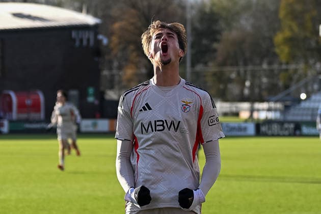 25.11.2025, Fussball: UEFA Youth League, Saison 2025 2026, Ligaphase, Ajax Amsterdam U19 - Benfica Lissabon U19 im Sportcomplex de Toekomst in Duivendrecht. Gustavo Ferreira (SL Benfica U19, 19) bejubelt sein Tor zum 4:0. Foto: Kirchner-Media Thomas Haesler Copyright: xKirchner-Media ThomasxHaeslerx