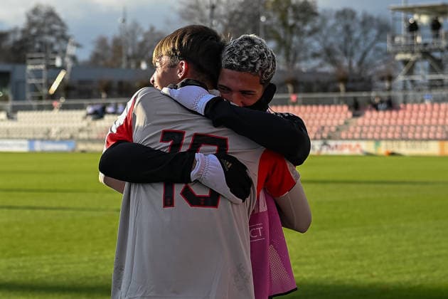 25.11.2025, Fussball: UEFA Youth League, Saison 2025 2026, Ligaphase, Ajax Amsterdam U19 - Benfica Lissabon U19 im Sportcomplex de Toekomst in Duivendrecht. Francisco Silva (SL Benfica U19, 09) beglueckwuenscht Gustavo Ferreira (SL Benfica U19, 19) zu seinem Tor. Foto: Kirchner-Media Thomas Haesler Copyright: xKirchner-Media ThomasxHaeslerx