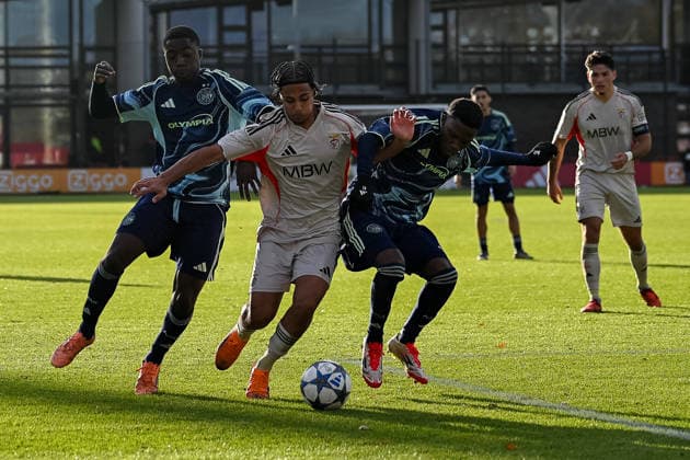 25.11.2025, Fussball: UEFA Youth League, Saison 2025 2026, Ligaphase, Ajax Amsterdam U19 - Benfica Lissabon U19 im Sportcomplex de Toekomst in Duivendrecht. Zweikampf zwischen Pharrel Nash (AFC Ajax U19, 11), Duarte Soares (SL Benfica U19, 02) und Lucas Jetten (AFC Ajax U19, 05). Foto: Kirchner-Media Thomas Haesler Copyright: xKirchner-Media ThomasxHaeslerx