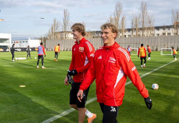 Fußball, Herren, Saison 2025 2026, 1. Bundesliga, 1. FC Union Berlin, Training, v. l. Tom Rothe (1. FC Union Berlin), Leopold Querfeld (1. FC Union Berlin), 25.11. 2025, Copyright: xMatthiasxKochx